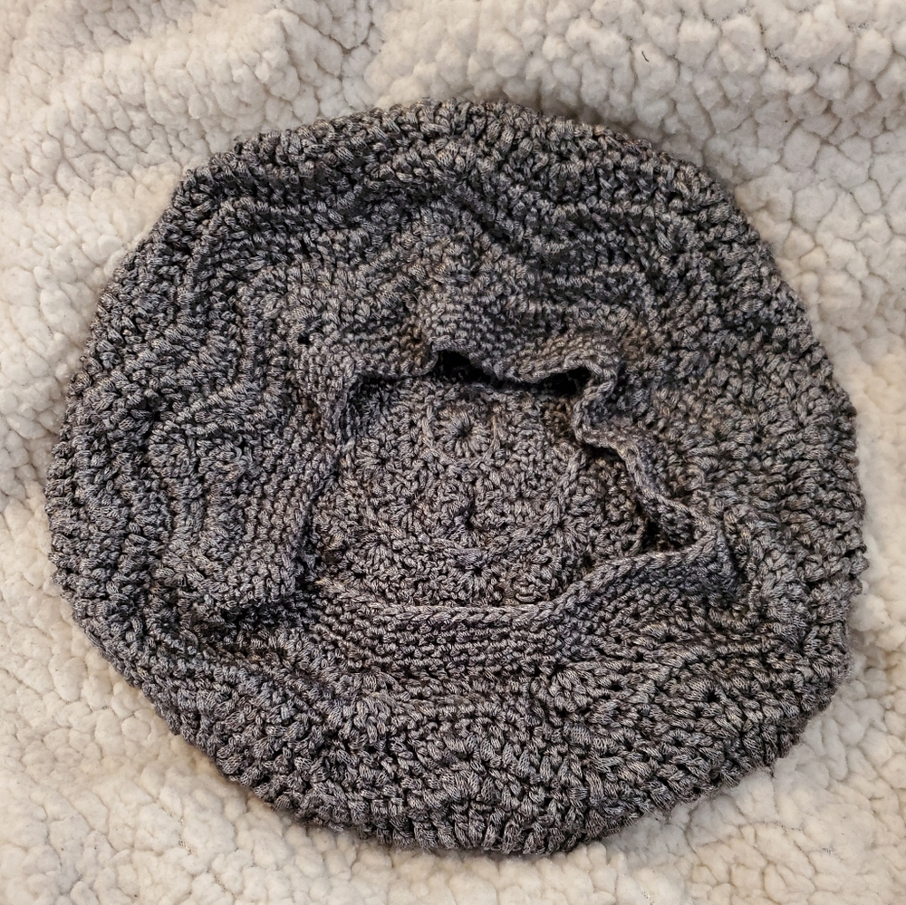 Handmade women's knit beret-style cap NWOT